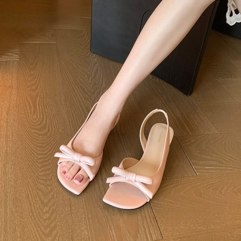 Slip Dress Satin - รองเท้าส้นเตี้ยแบบสวมประดับโบว์ผ้าซาติน ดีไซน์หรูหราสำหรับผู้หญิง คอลเลคชั่นใหม่ประจำฤดูร้อนปี 2026 สีฟ้า/ขาว/ม่วง รองเท้าส้นสูงหนังแบบสวมเปิดส้น